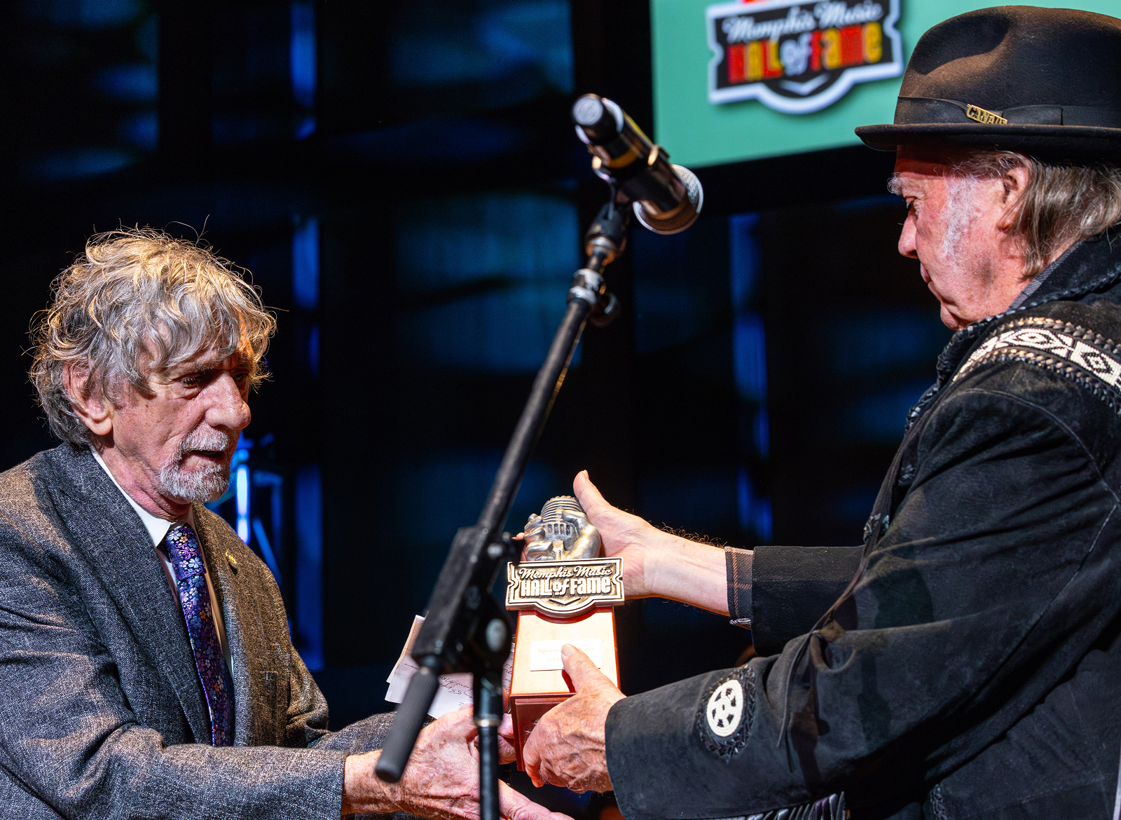 Spooner receives his MMHOF trophy from Neil Young